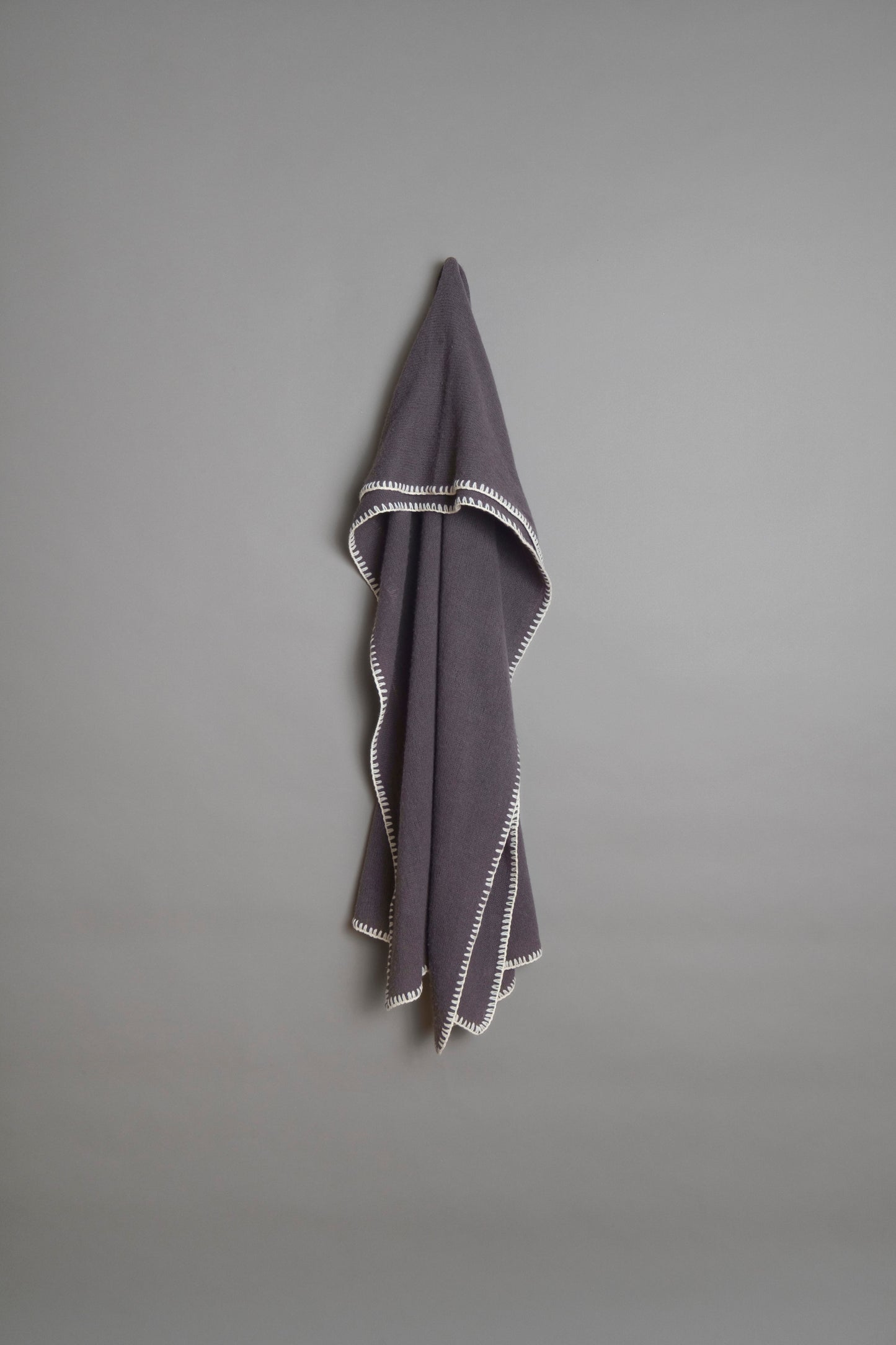 Kaschmir Schal Horsestitch Charcoal mit Kontrastnaht in Snow