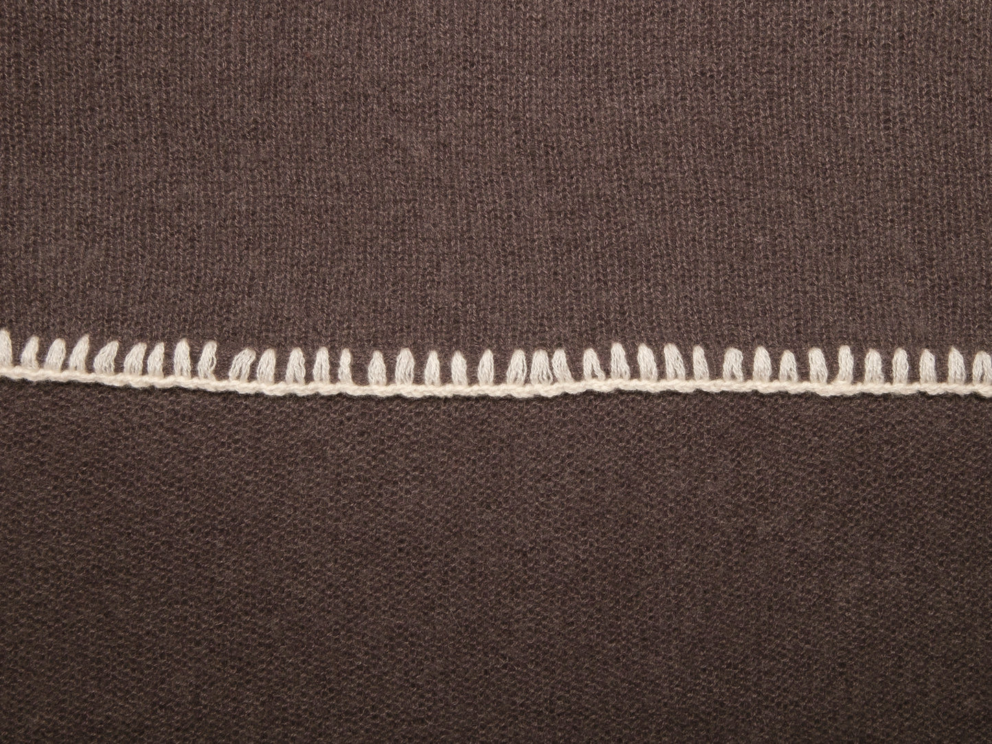 Kaschmir Schal Horsestitch Charcoal mit Kontrastnaht in Snow