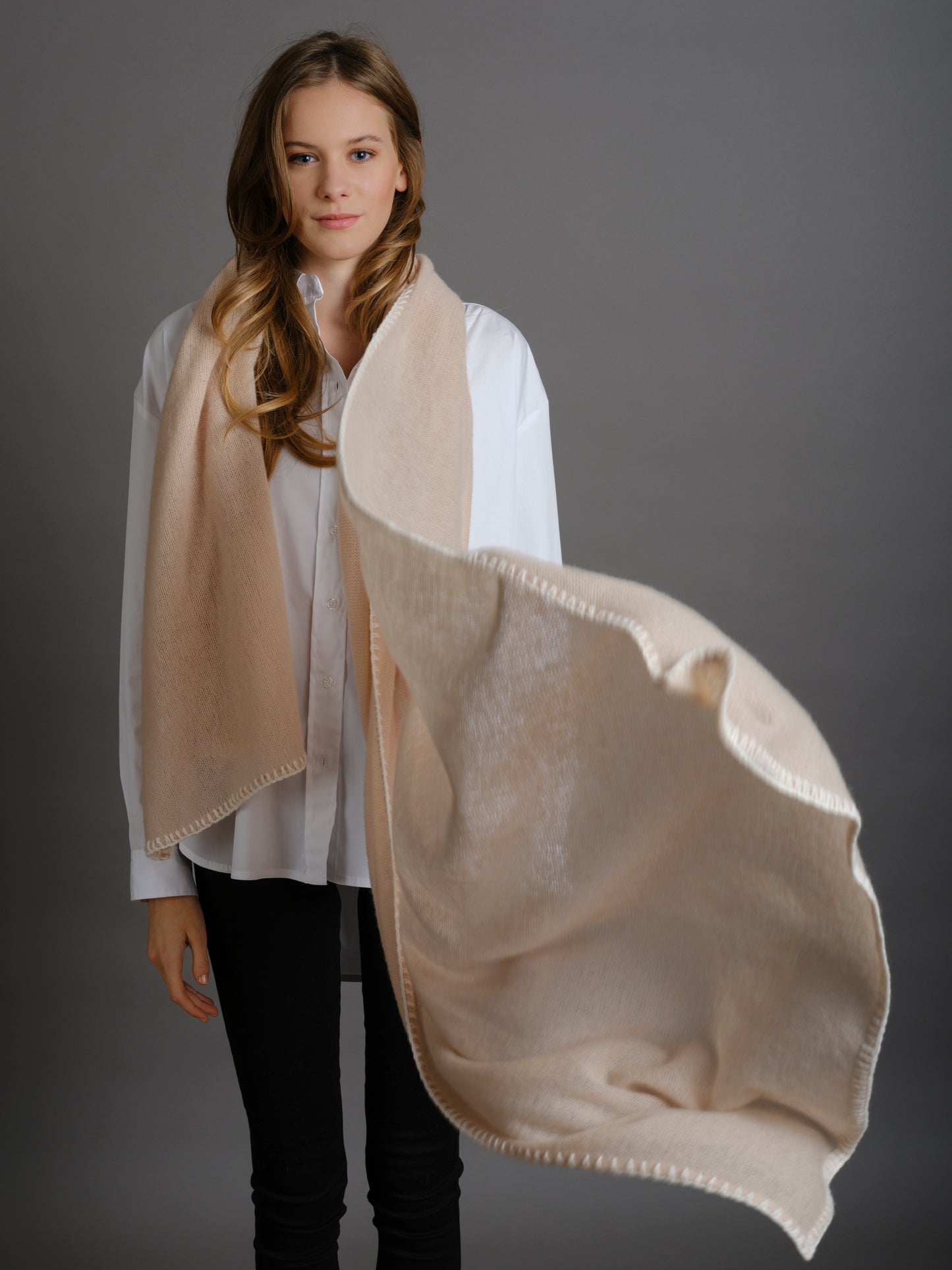 Cashmere scarf Horsestitch Oyster with contrast stitching in Snowflake