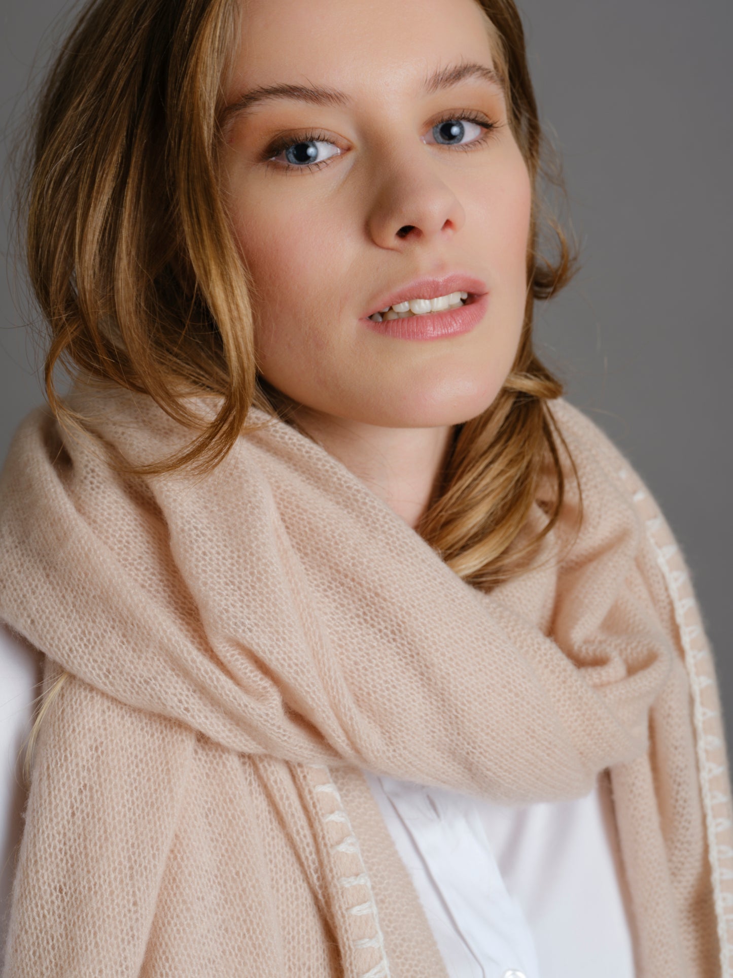 Cashmere scarf Horsestitch Oyster with contrast stitching in Snowflake