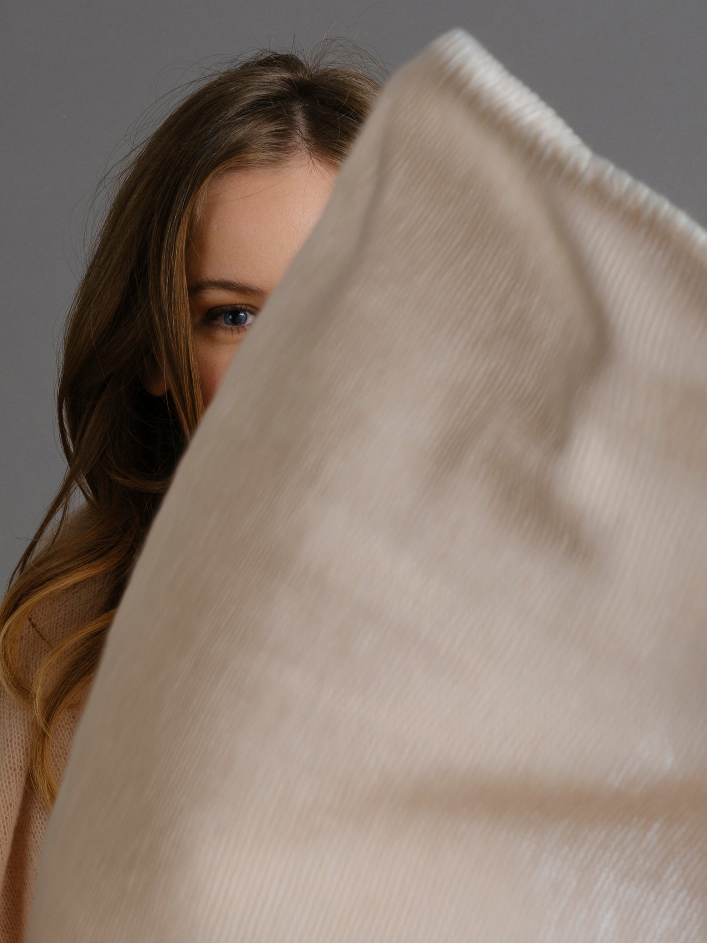 Cashmere scarf Horsestitch Oyster with contrast stitching in Snowflake
