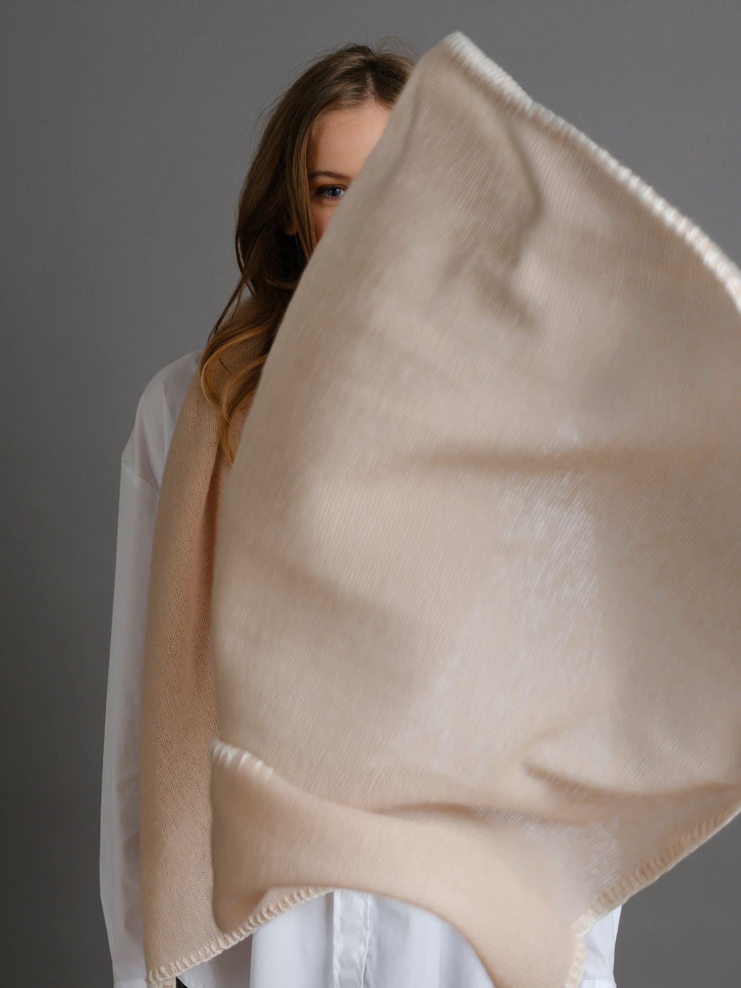 Cashmere scarf Horsestitch Oyster with contrast stitching in Snowflake