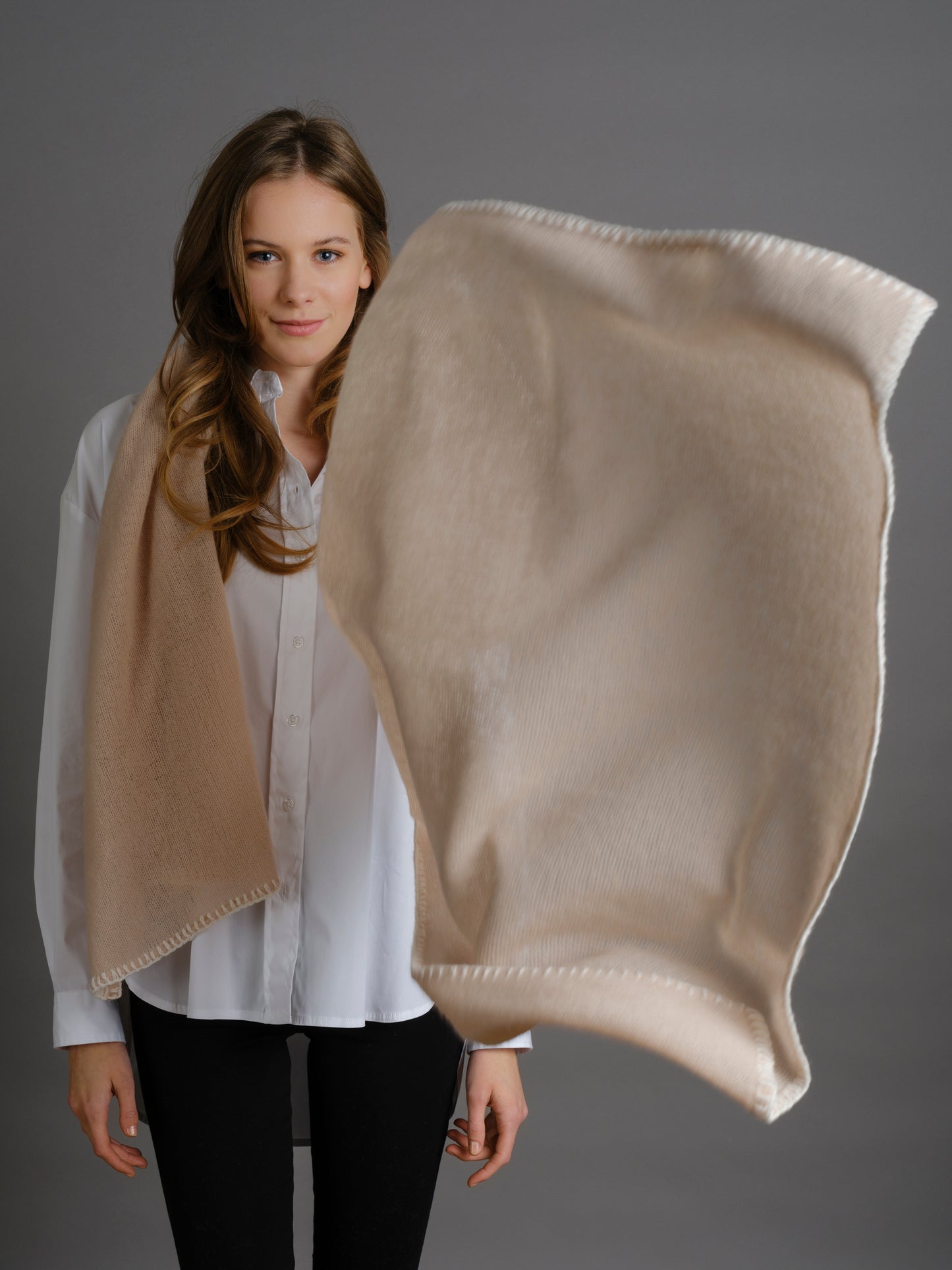 Cashmere scarf Horsestitch Oyster with contrast stitching in Snowflake