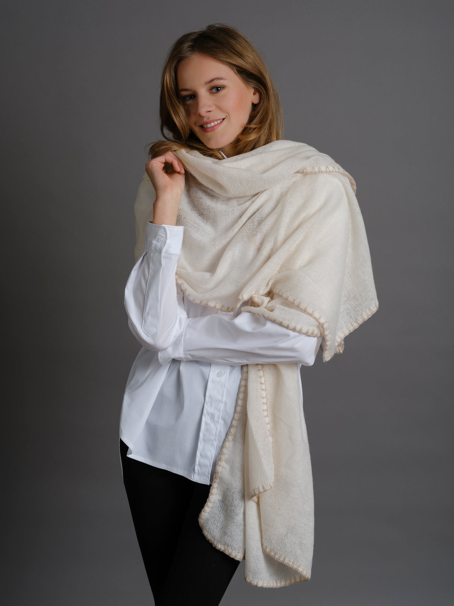 Cashmere scarf Horsestitch Snowflake with contrast stitching in Oyster