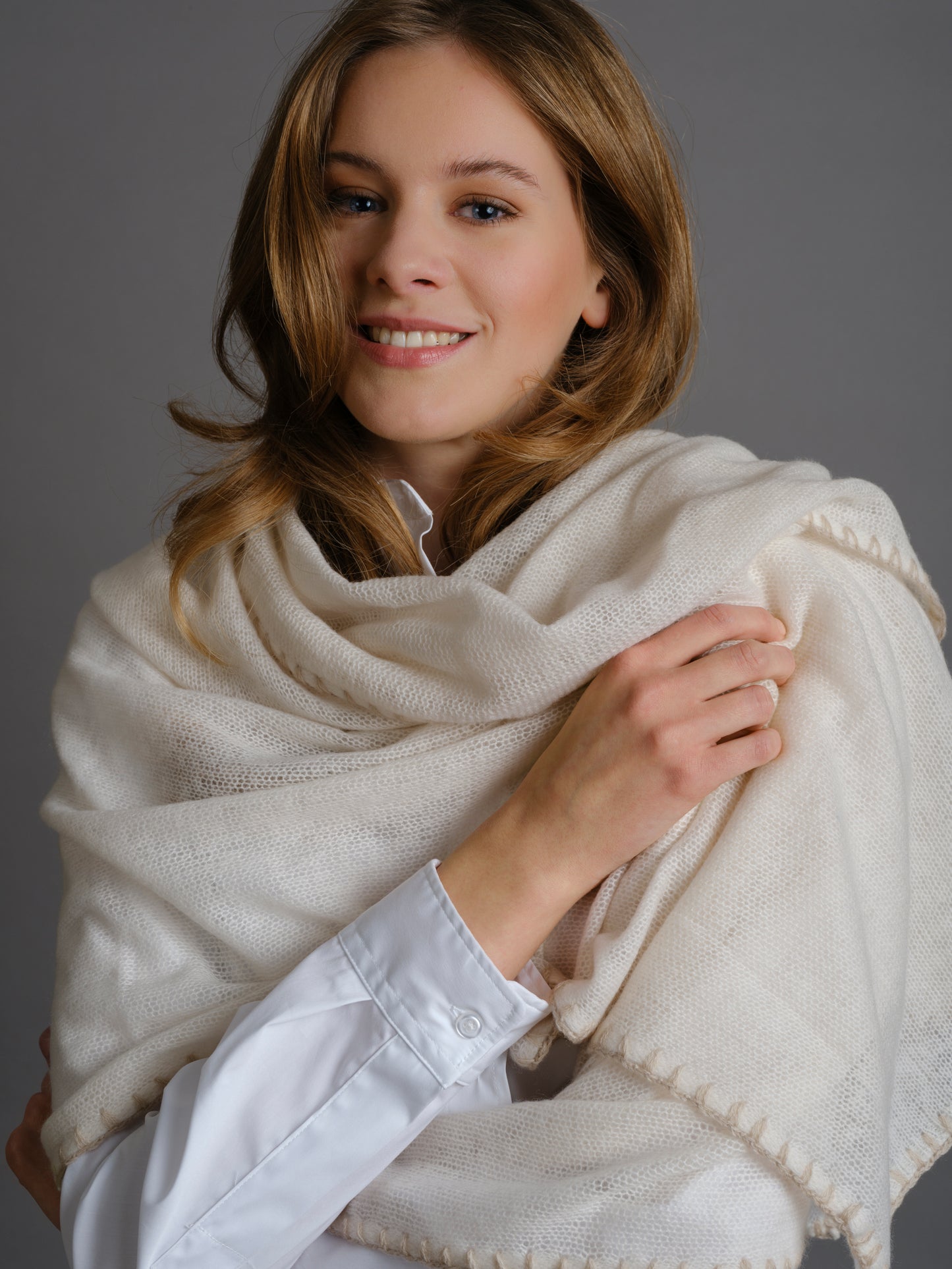 Cashmere scarf Horsestitch Snowflake with contrast stitching in Oyster
