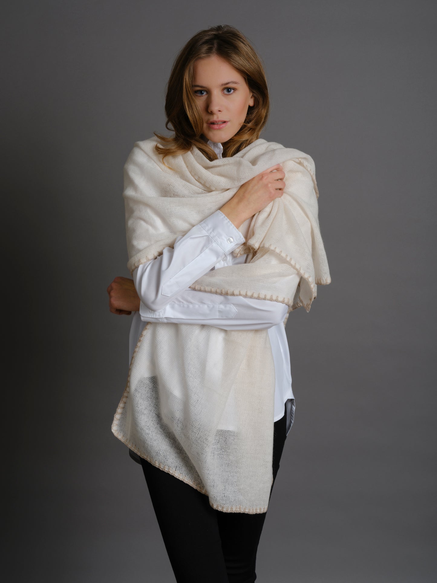 Cashmere scarf Horsestitch Snowflake with contrast stitching in Oyster