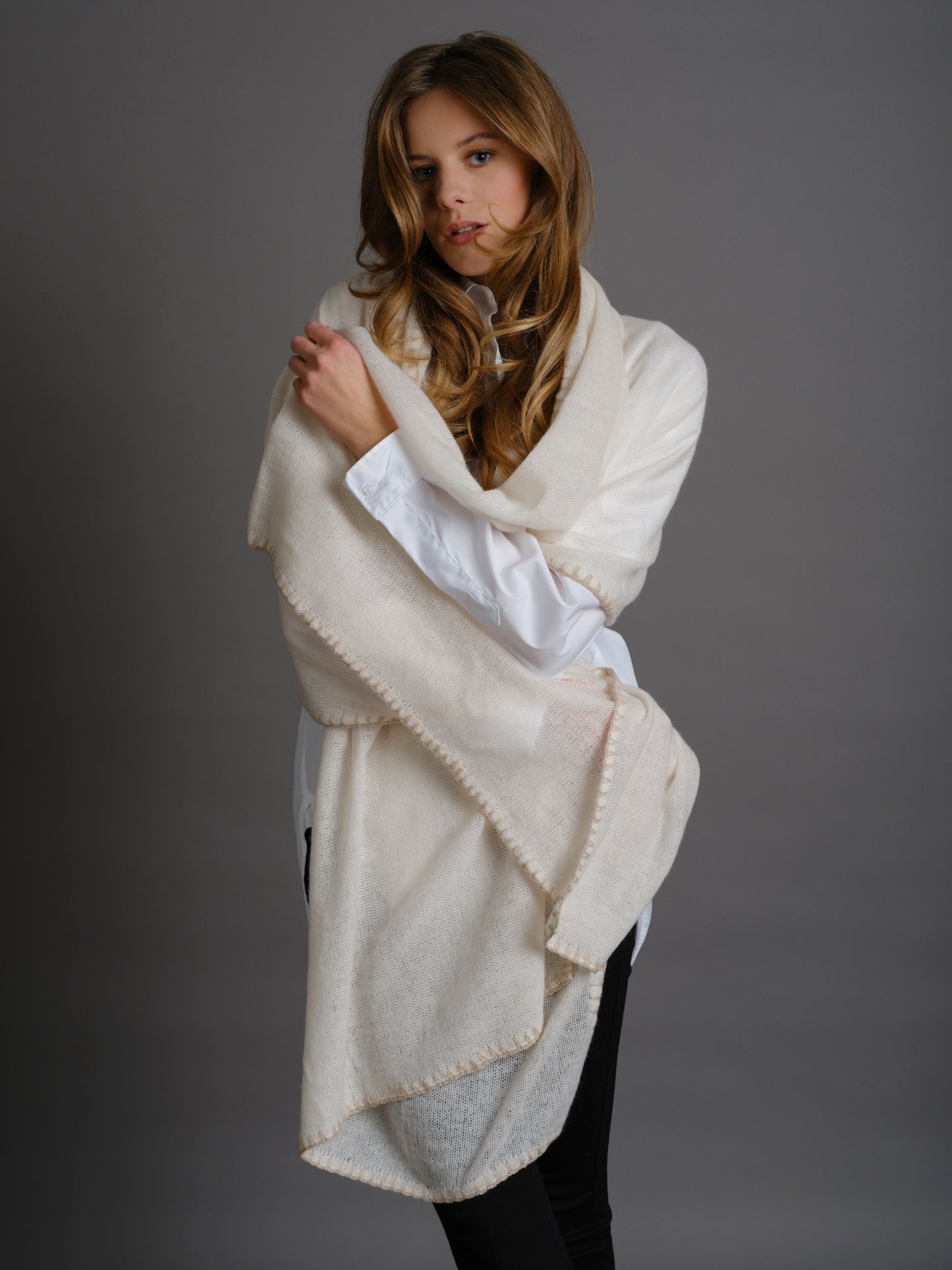 Cashmere scarf Horsestitch Snowflake with contrast stitching in Oyster