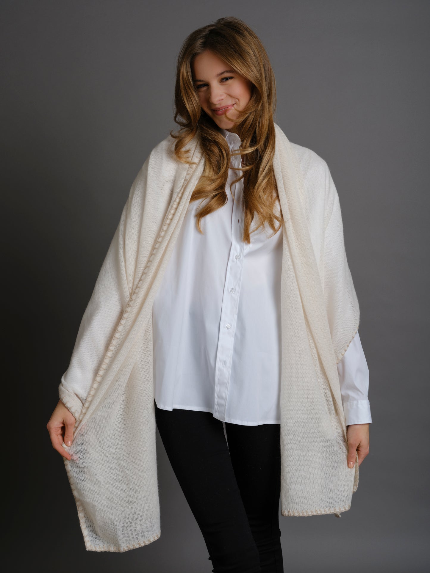 Cashmere scarf Horsestitch Snowflake with contrast stitching in Oyster