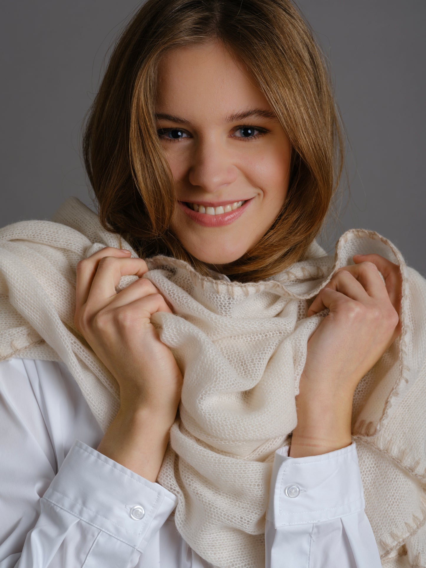 Cashmere scarf Horsestitch Snowflake with contrast stitching in Oyster