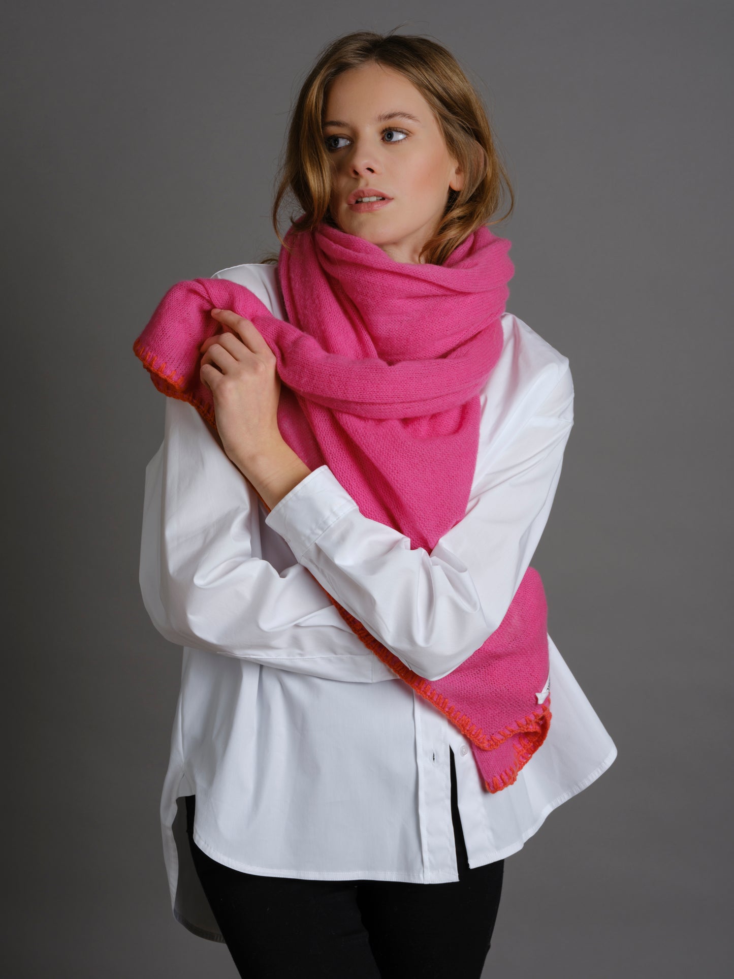Kaschmir Schal Horsestitch Pink Yarrow mit Kontrastnaht in Flamingo