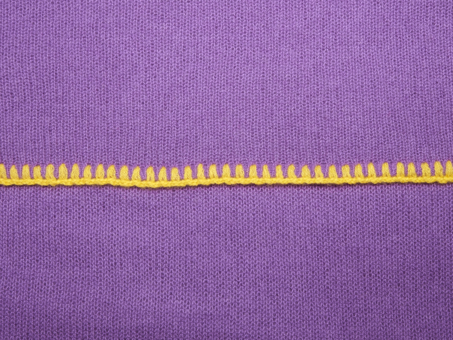 Schal Horsestitch Ultra Violet mit Kontrastnaht in Yellow