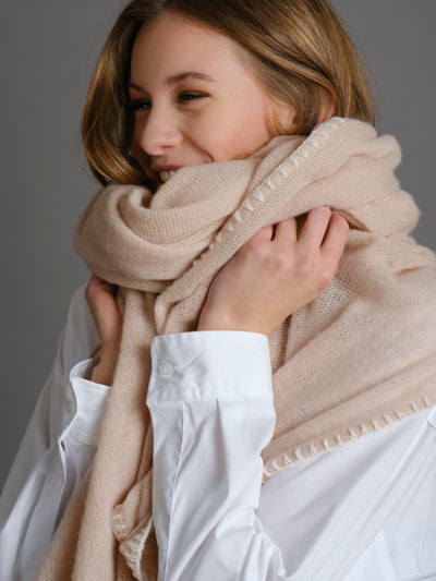 Cashmere scarf Horsestitch Oyster with contrast stitching in Snowflake