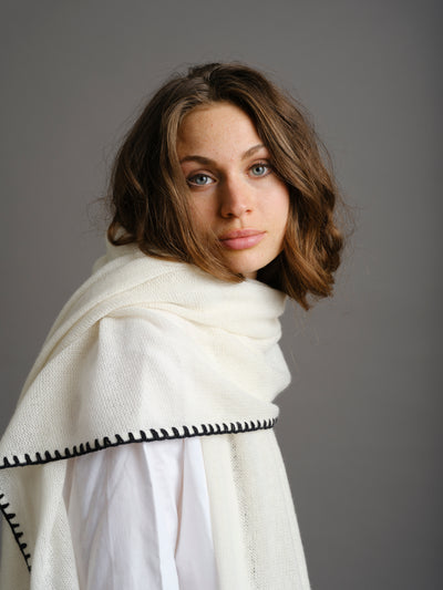 Snowflake cashmere scarf with contrast stitching in black